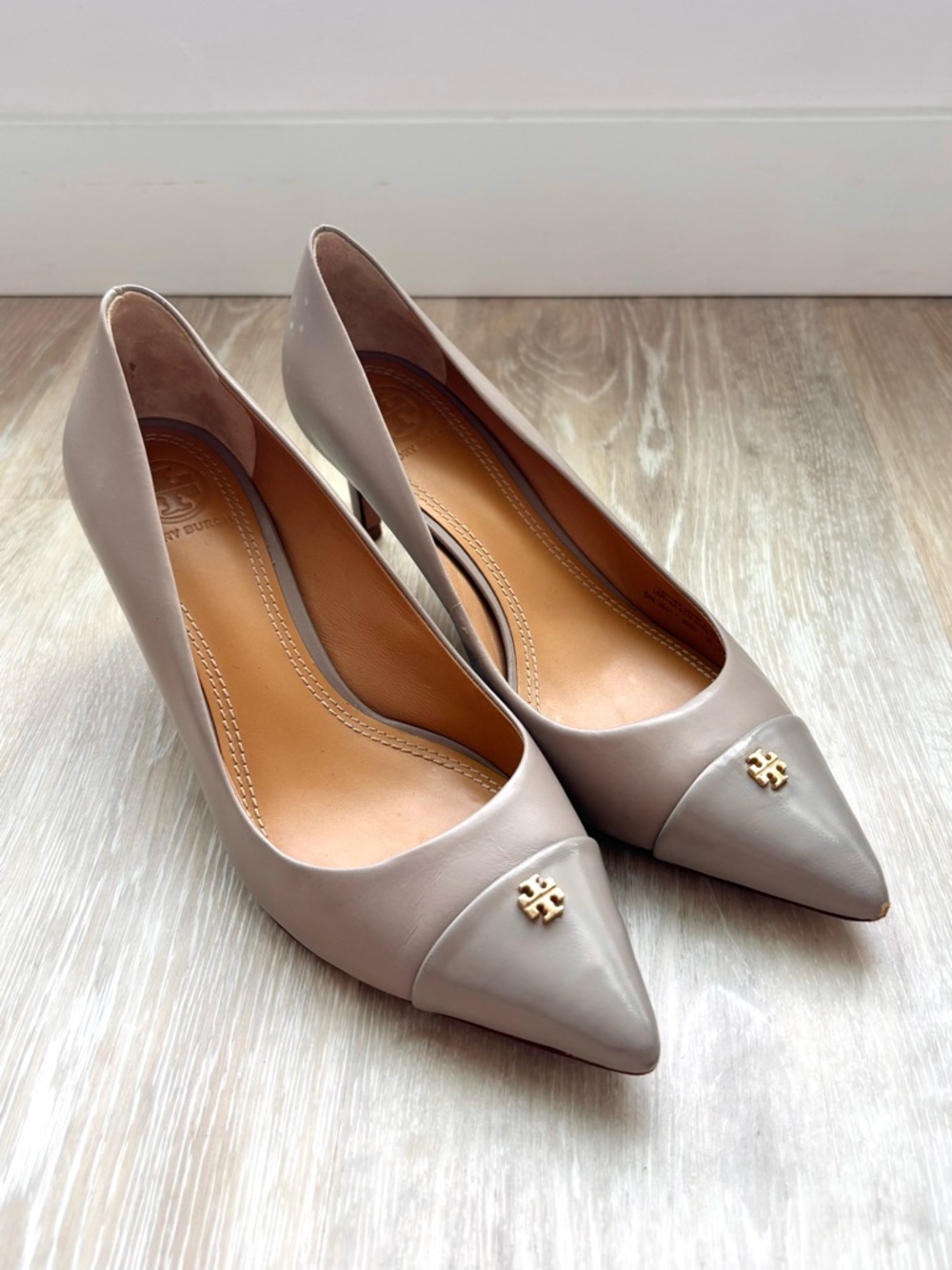 Tory Burch Fairfold 65MM Pointed Toe Pumps in Dust Storm - Size 6.5 - Picture 3 of 10